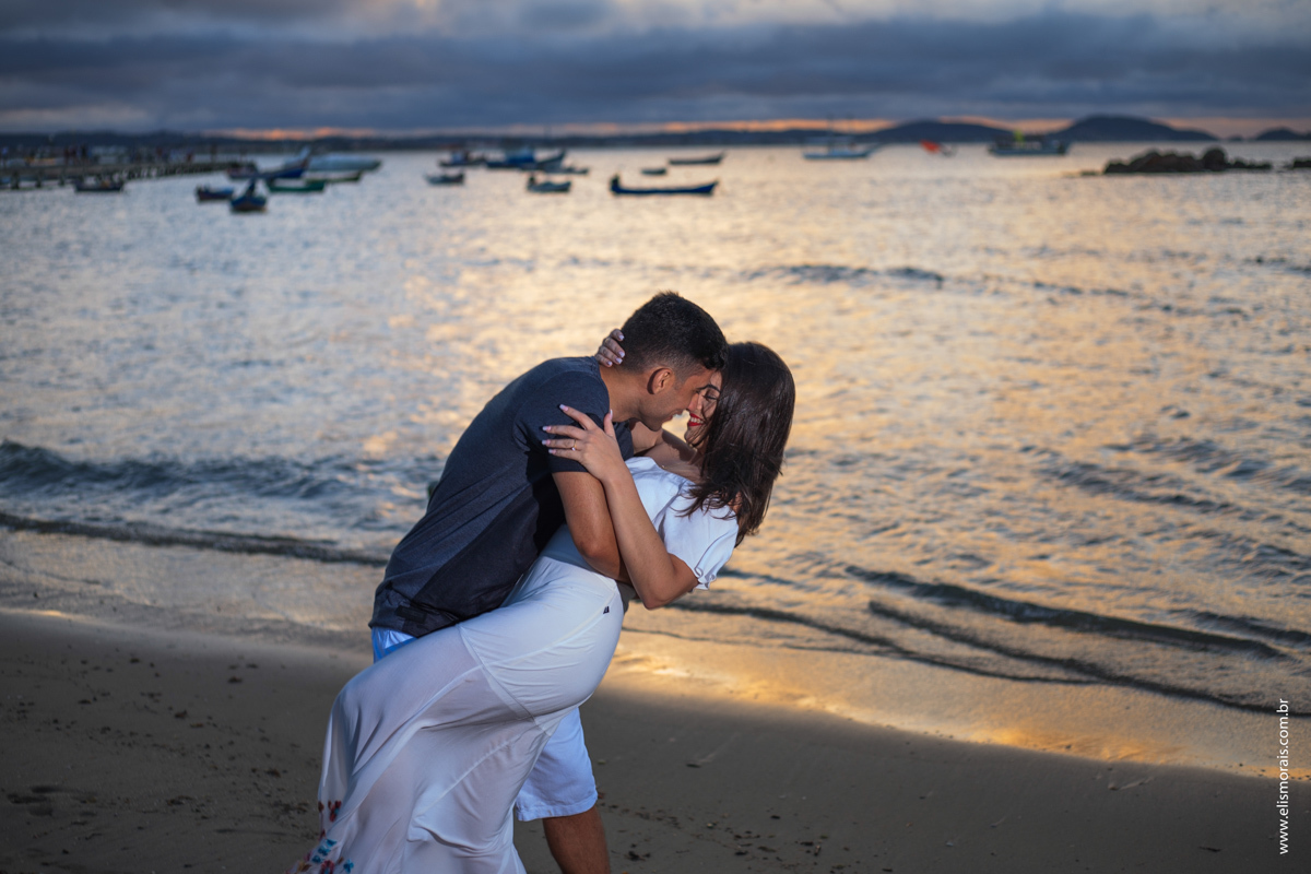 Ensaio fotográfico de casal no Porto da Barra em Manguinhos Búzios RJ