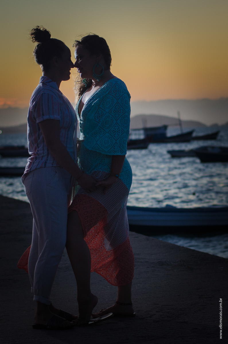 Ensaio de casal no porto da barra na praia de manguinhos em búzios rio de janeiro