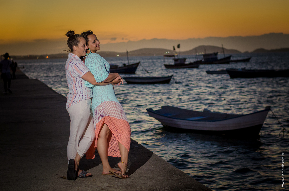 Ensaio de casal no porto da barra na praia de manguinhos em búzios rio de janeiro