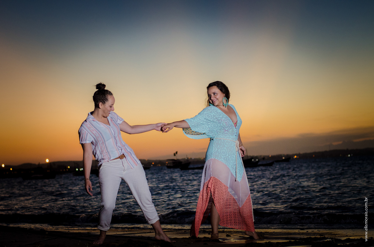 Ensaio de casal no porto da barra na praia de manguinhos em búzios rio de janeiro