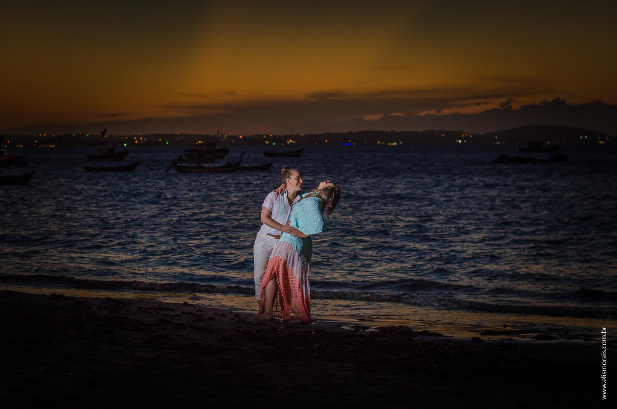 Ensaio de casal no porto da barra na praia de manguinhos em búzios rio de janeiro