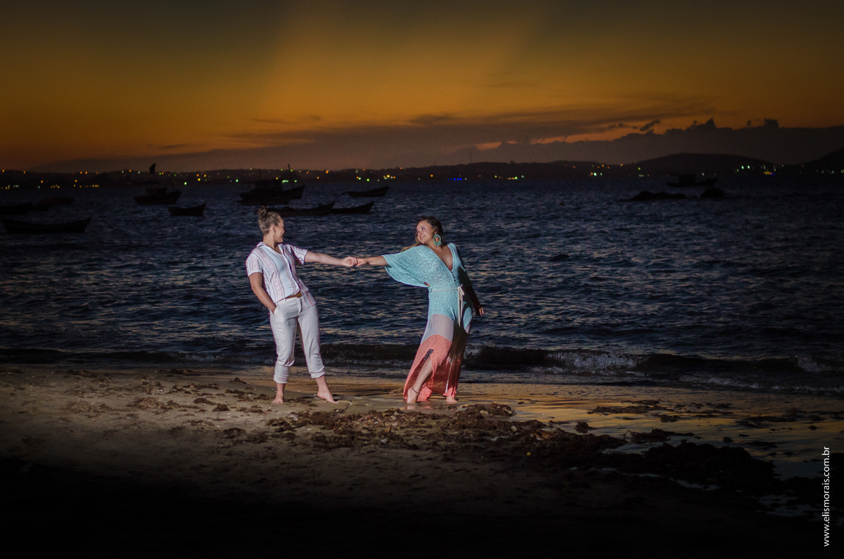 Ensaio de casal no porto da barra na praia de manguinhos em búzios rio de janeiro