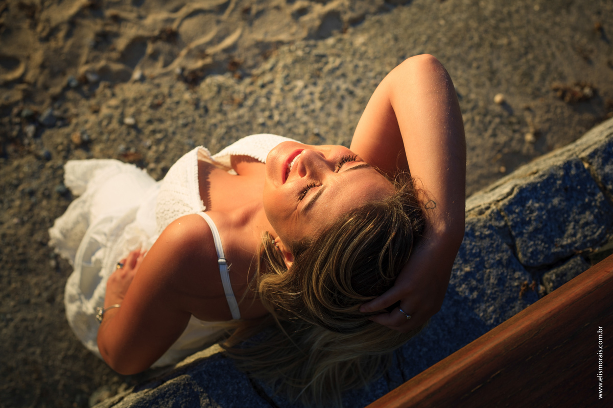 Ensaio Fotográfico Feminino no pôr do sol na praia de Manguinhos em Búzios RJ
