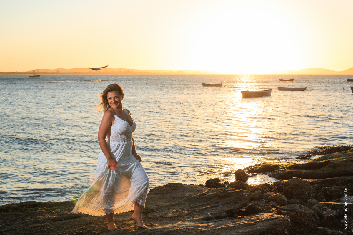 Ensaio Fotográfico Feminino no pôr do sol na praia de Manguinhos em Búzios RJ