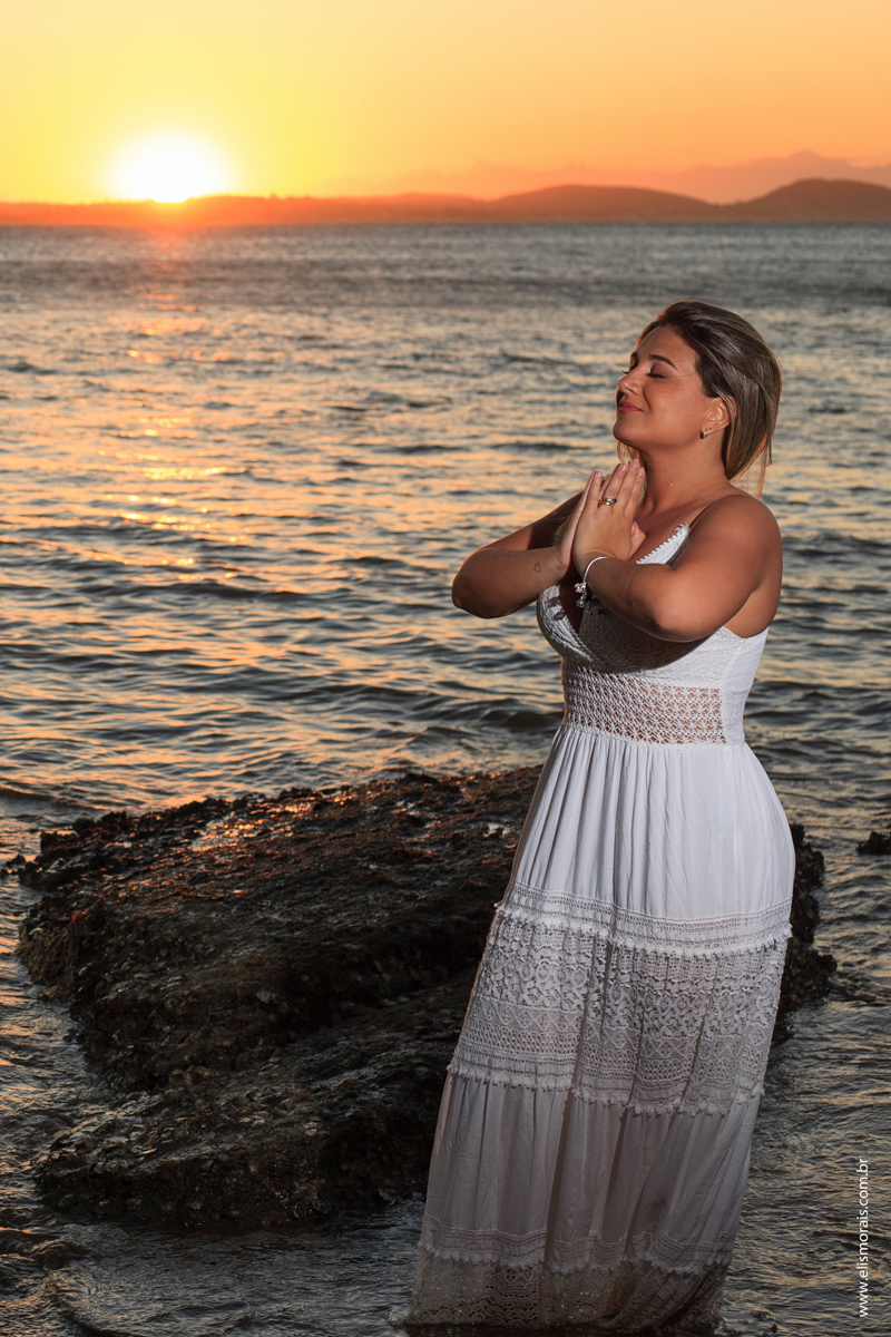 Ensaio Fotográfico Feminino no pôr do sol na praia de Manguinhos em Búzios RJ