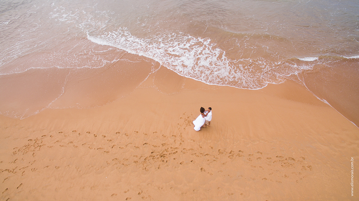 imagem feita com drone elopement wedding na praia de tucuns em buzios - RJ