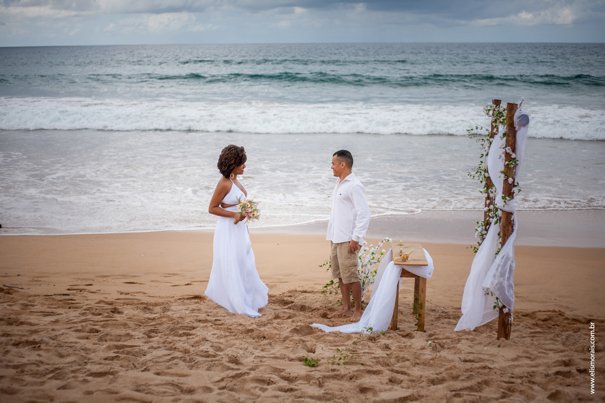Foto do encontro dos noivos em Elopement Wedding na praia de tucuns em búzios