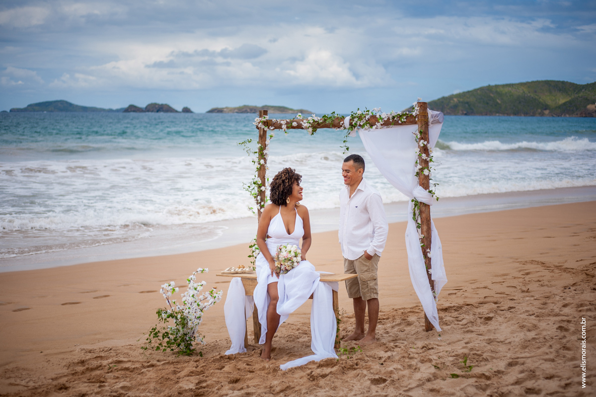 Foto dos noivos em Elopement Wedding na praia de tucuns em búzios