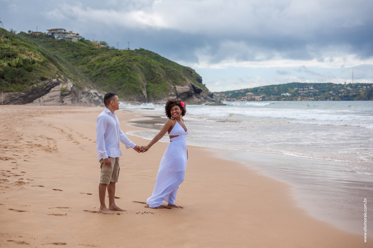 Foto dos noivos em Elopement Wedding na praia de tucuns em búzios