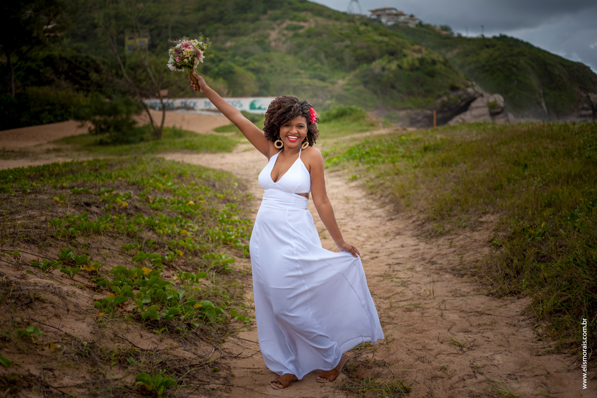 Foto da noiva em Elopement Wedding na praia de tucuns em búzios