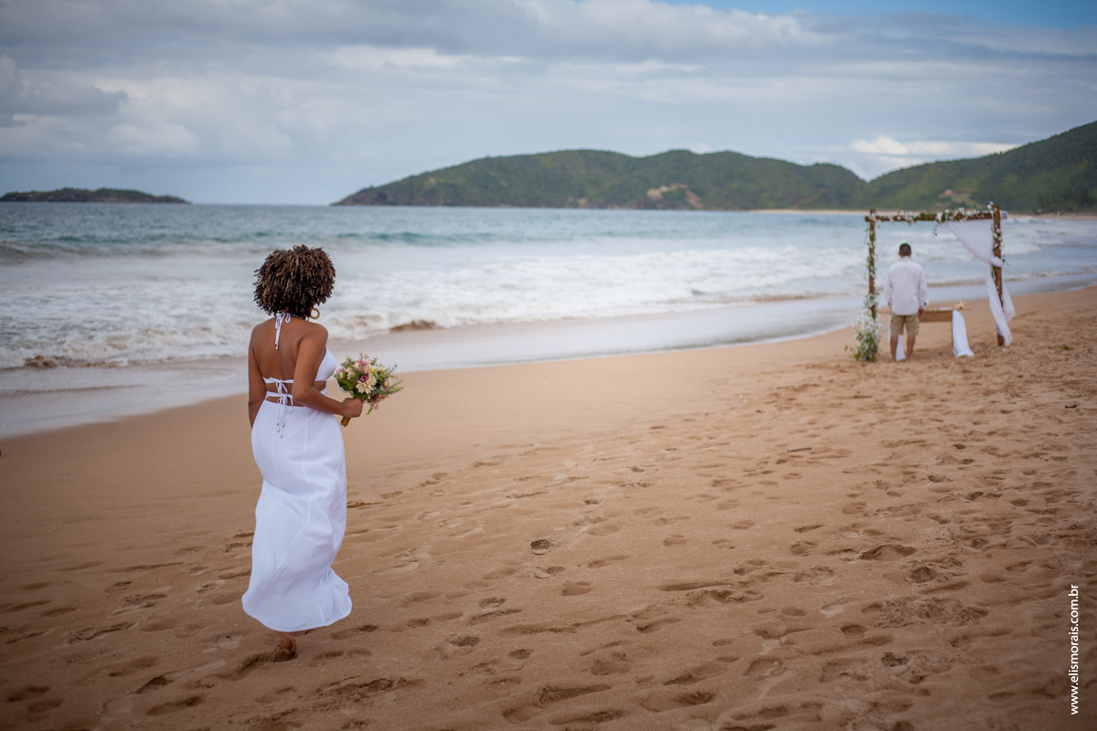 Foto do encontro dos noivos em Elopement Wedding na praia de tucuns em búzios