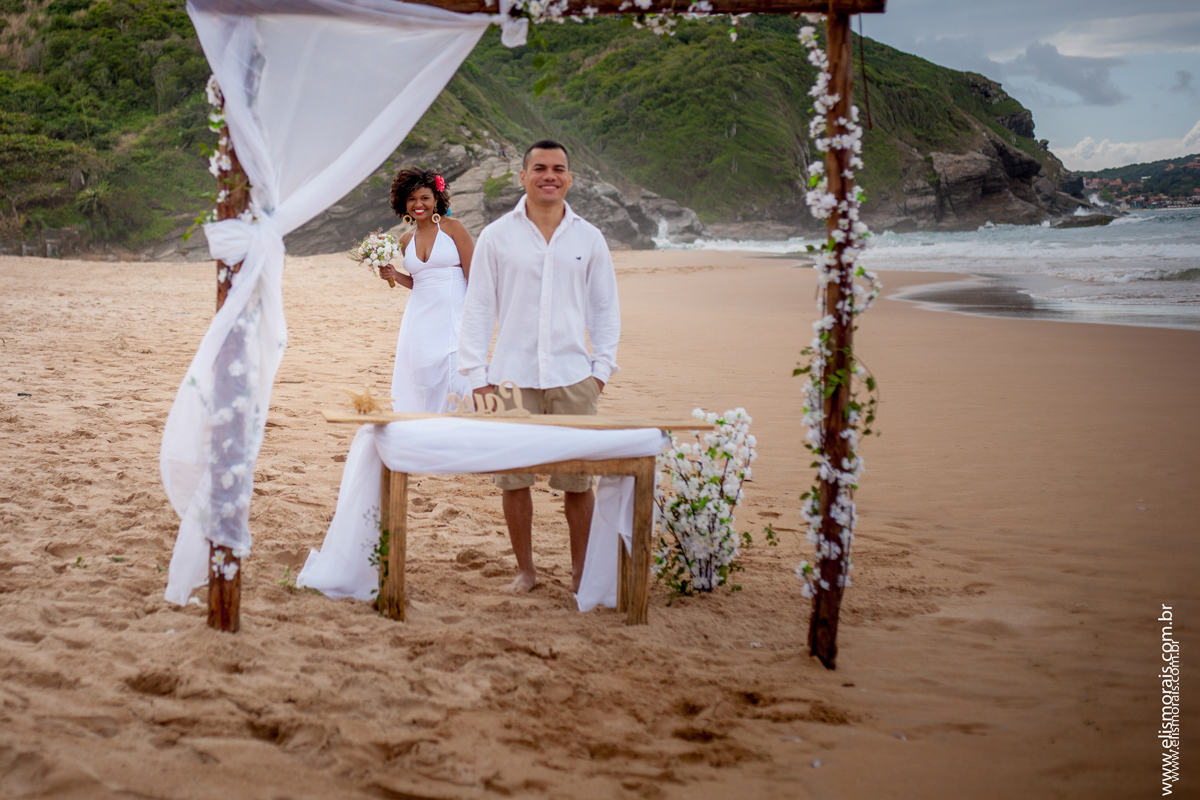 Foto do encontro dos noivos em Elopement Wedding na praia de tucuns em búzios