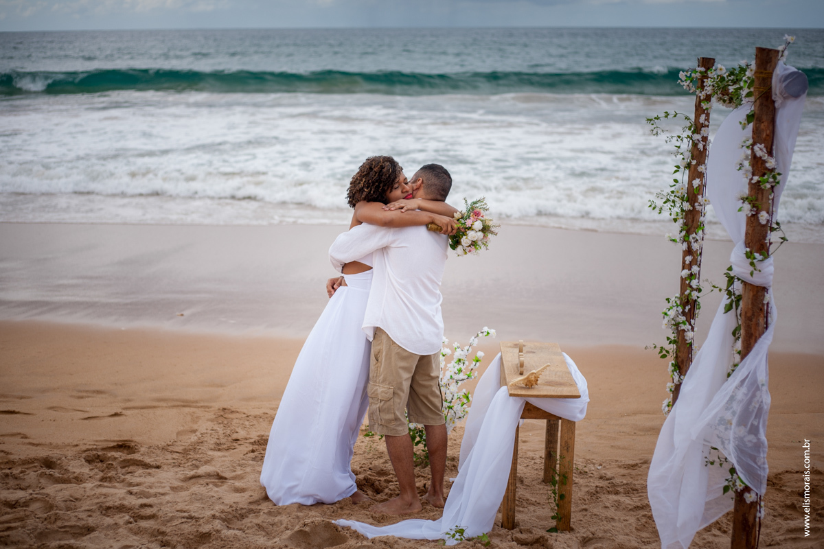Foto do encontro dos noivos em Elopement Wedding na praia de tucuns em búzios