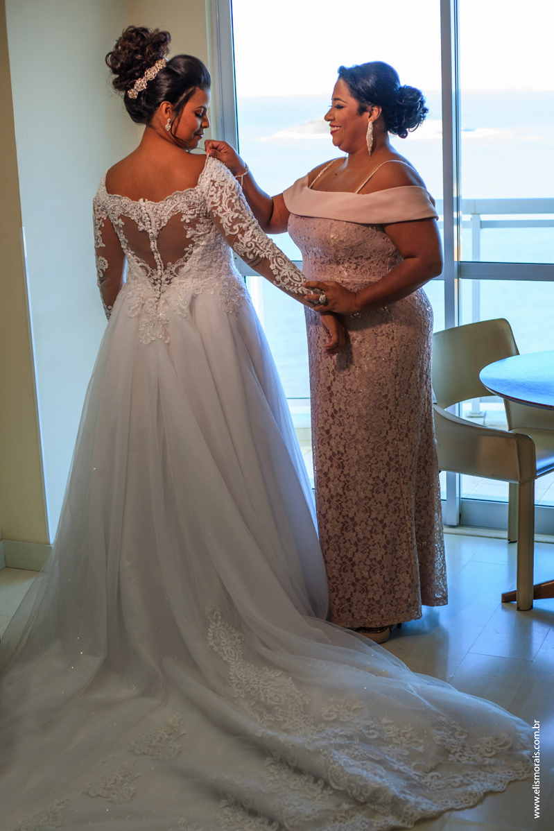 Foto da Noiva com a mãe em Making Of na cidade de Macaé no Rio de Janeiro