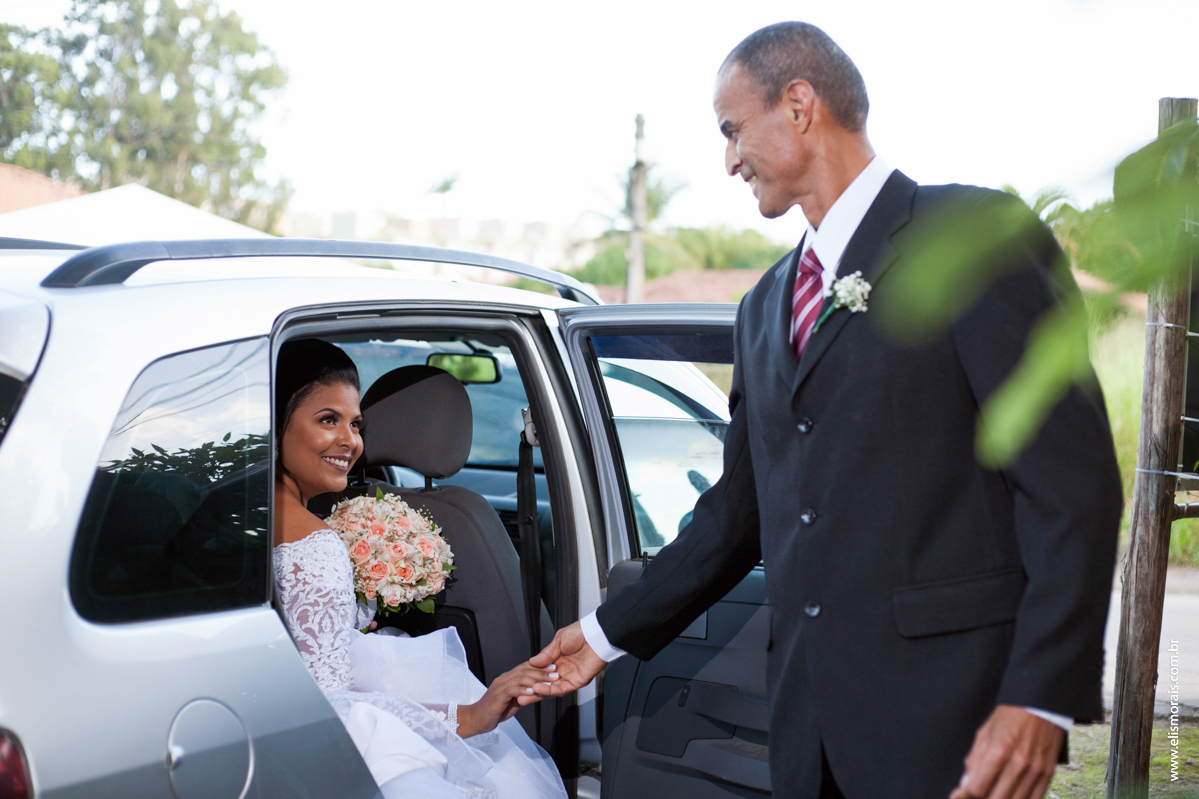 Foto da noiva sendo recebida pelo pai no Casamento na cidade de Macaé no Rio de Janeiro 