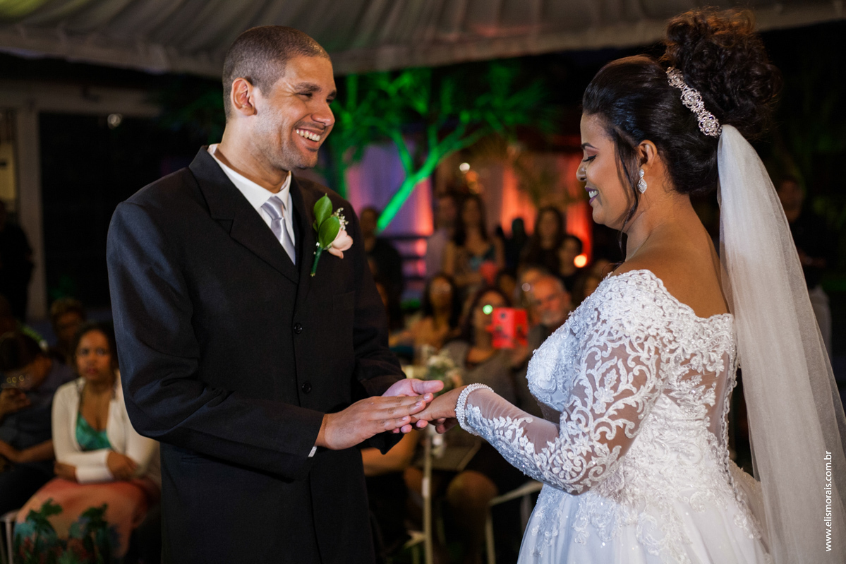 Foto dos noivos trocando as alianças casamento em Macaé no Rio de Janeiro