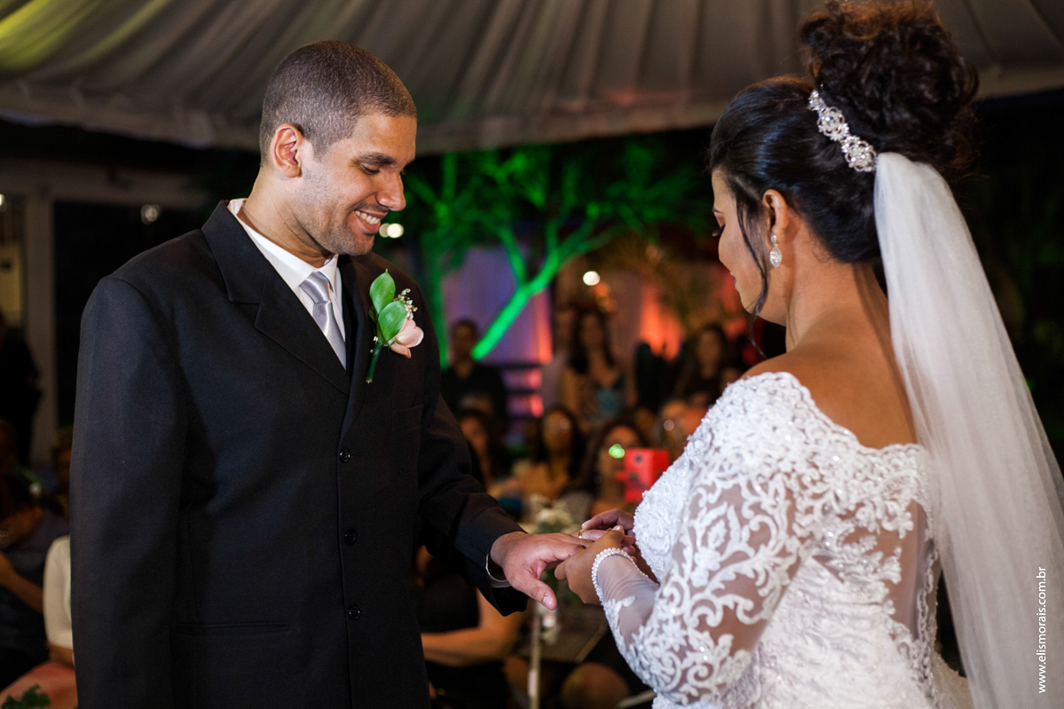 Foto dos noivos trocando as alianças casamento em Macaé no Rio de Janeiro