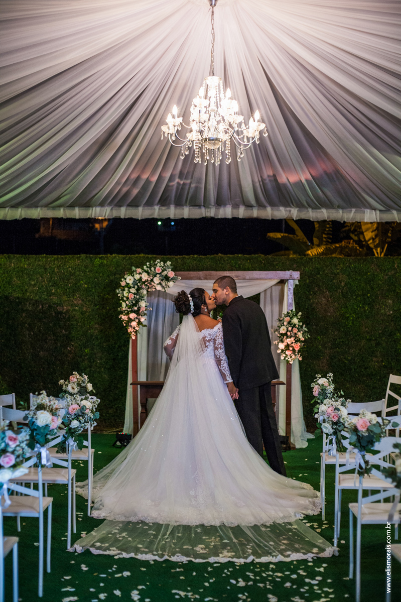 Foto do beijo dos noivos casamento em Macaé no Rio de Janeiro
