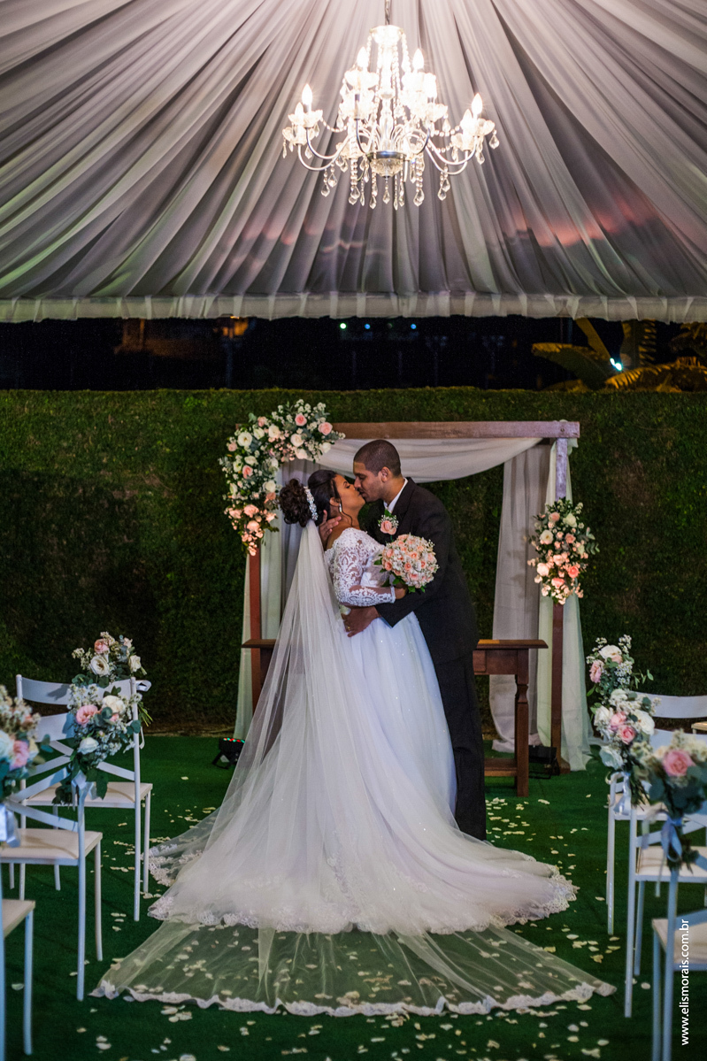 Foto do beijo dos noivos casamento em Macaé no Rio de Janeiro