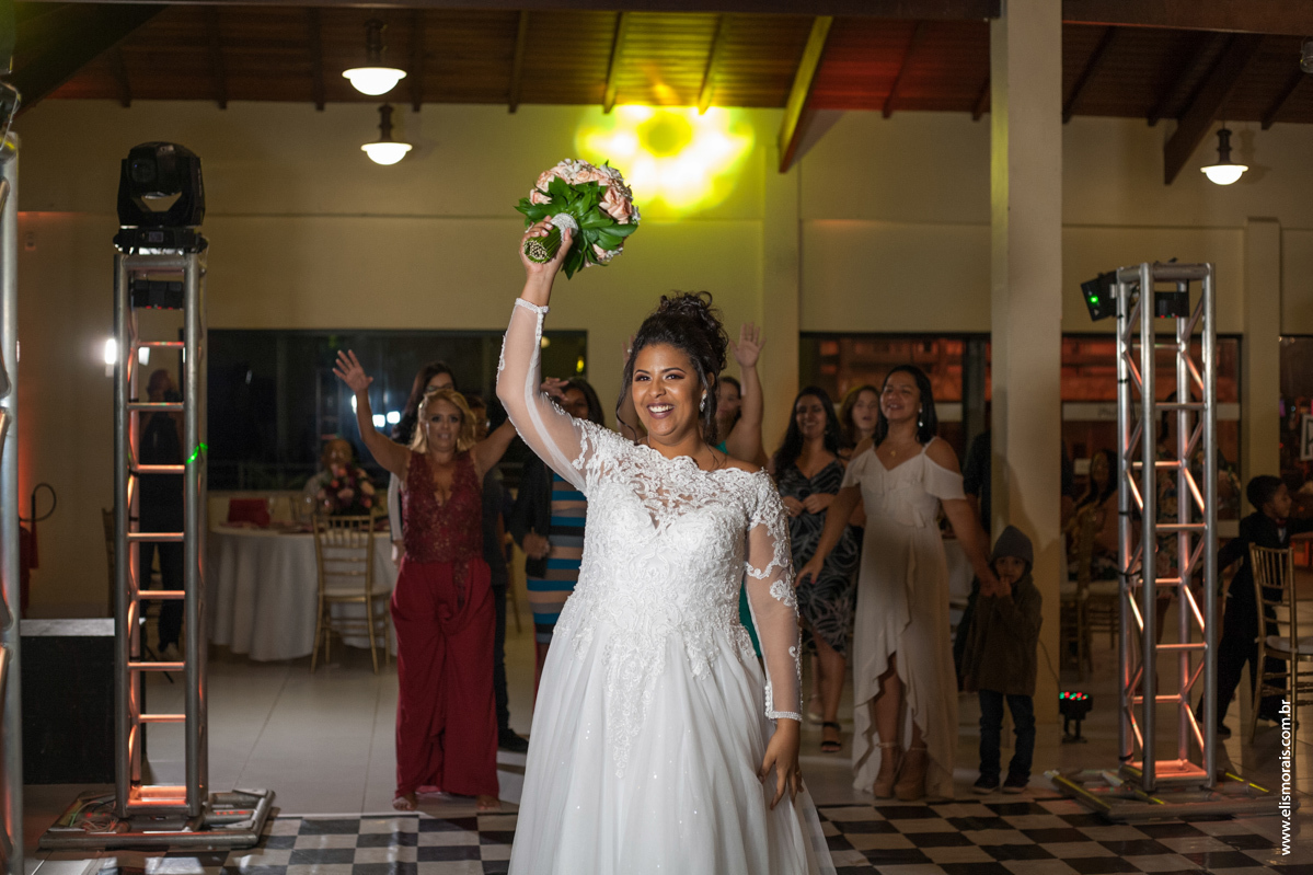 Foto da noiva jogando o buquê no Casamento na cidade de Macaé no Rio de Janeiro 