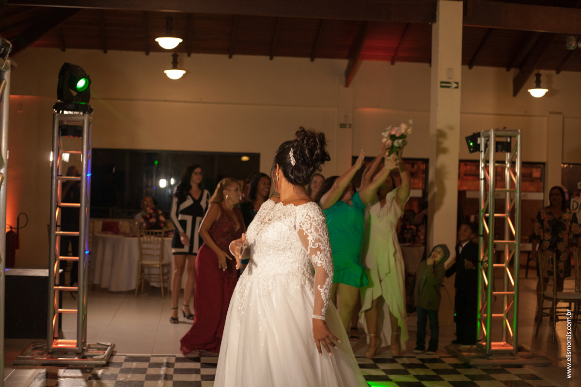 Foto da noiva jogando o buquê no Casamento na cidade de Macaé no Rio de Janeiro 
