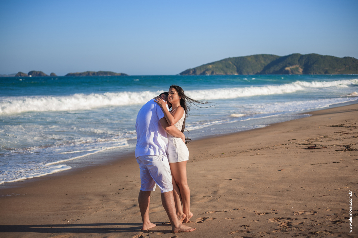 Ensaio fotográfico de casal pré wedding na praia de Tucuns em Búzios - RJ