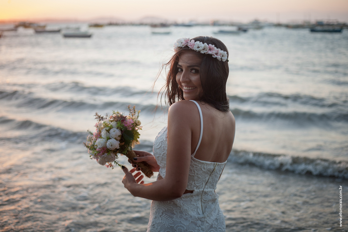 Ensaio fotográfico de casal pré wedding na praia de Manguinhos no por do sol em Búzios - RJ