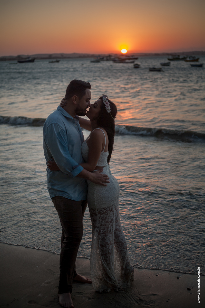 Ensaio fotográfico de casal pré wedding na praia de Manguinhos no por do sol em Búzios - RJ