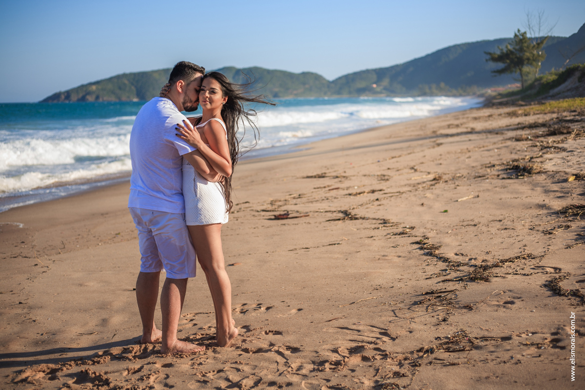 Ensaio fotográfico de casal pré wedding na praia de Manguinhos no por do sol em Búzios - RJ