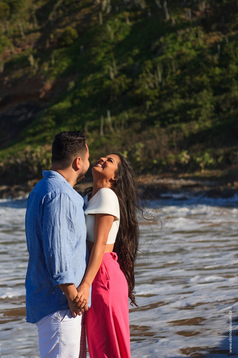 Ensaio fotográfico de casal pré wedding na praia de Manguinhos no por do sol em Búzios - RJ