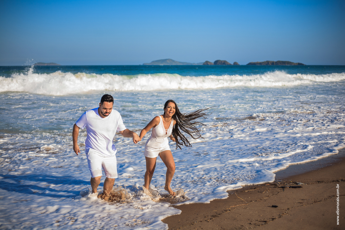 Ensaio fotográfico de casal pré wedding na praia de Manguinhos no por do sol em Búzios - RJ