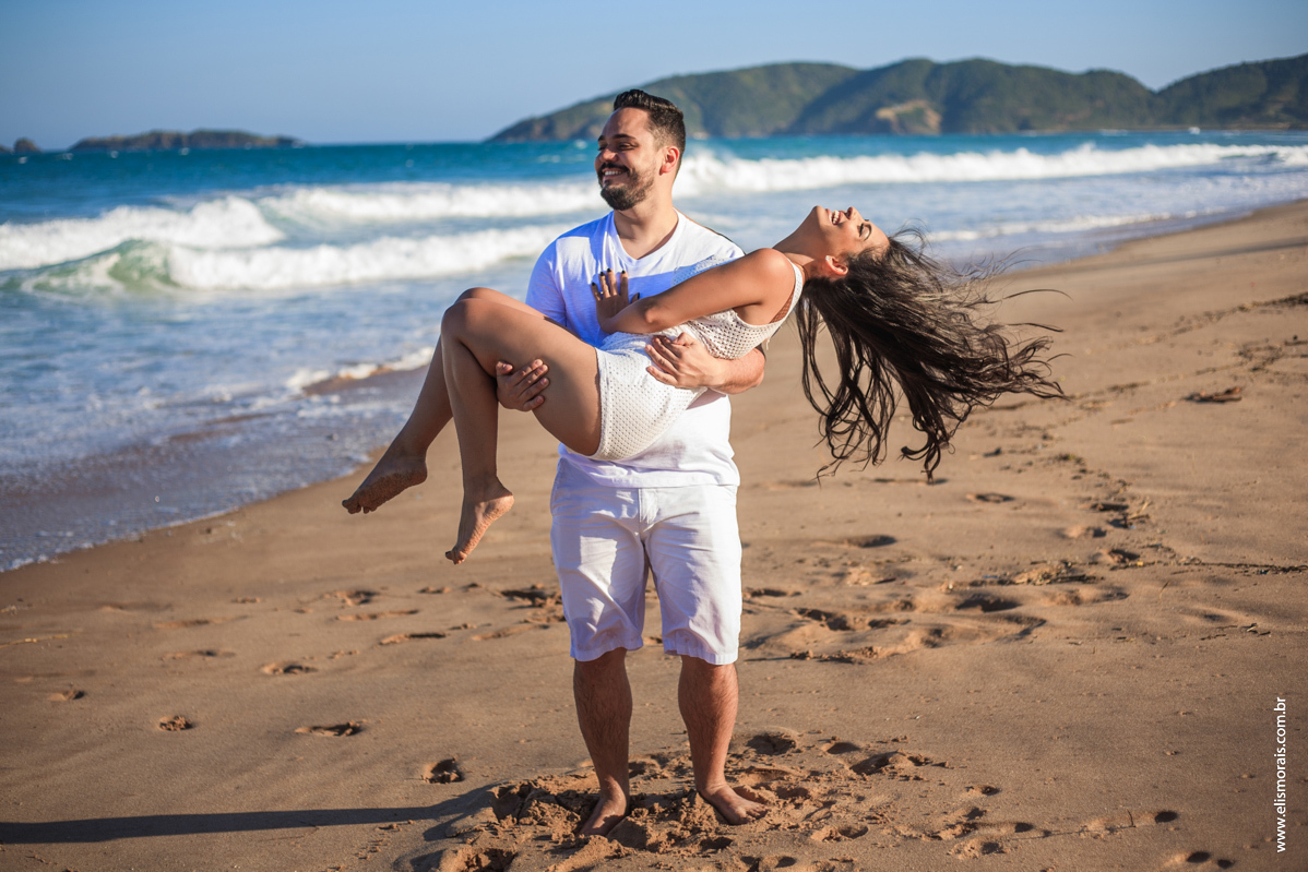 Ensaio fotográfico de casal pré wedding na praia de Tucuns no por do sol em Búzios - RJ