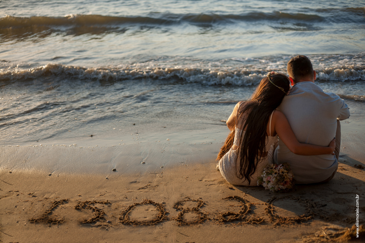 Ensaio fotográfico de casal pré wedding na praia de Manguinhos no por do sol em Búzios - RJ
