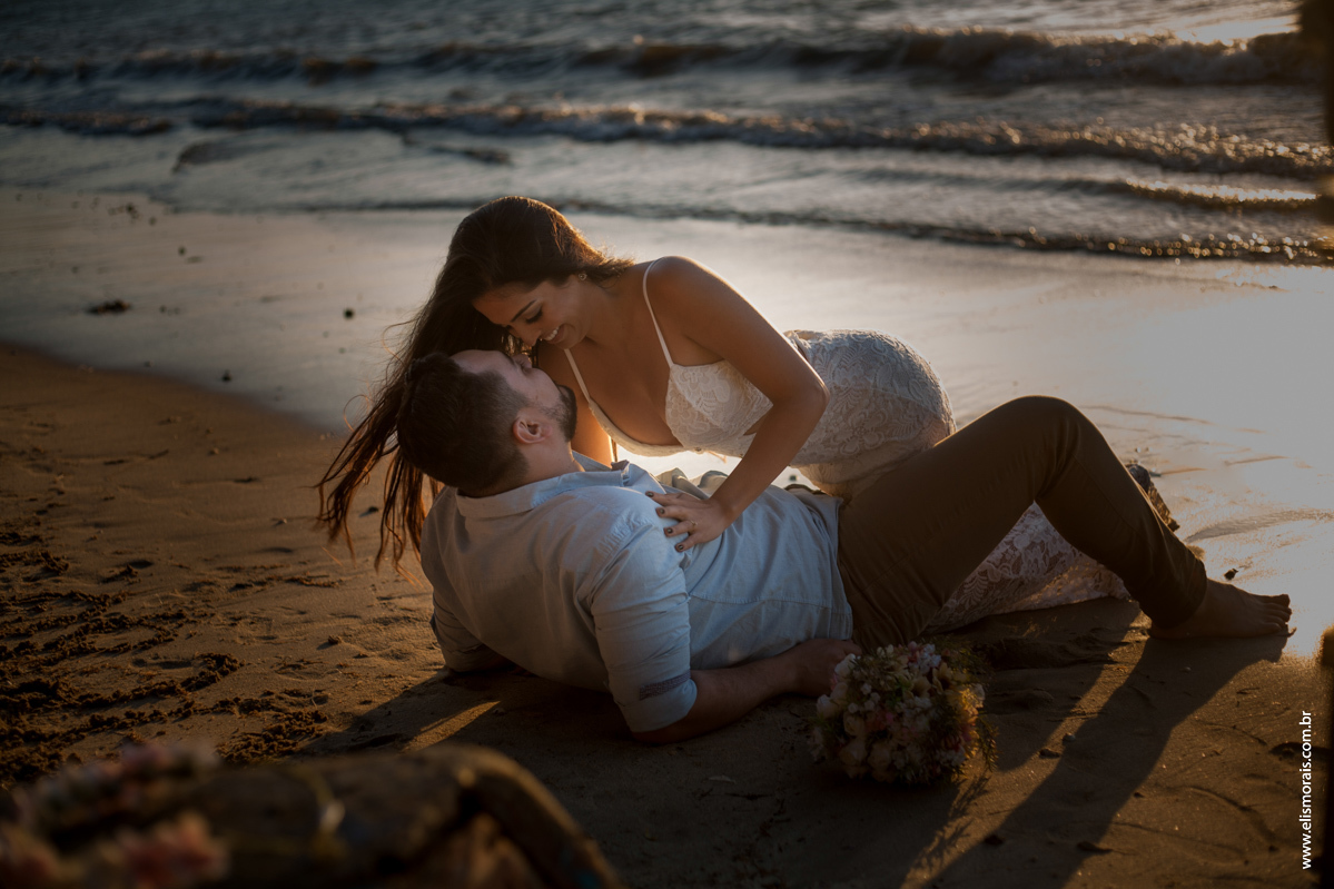 Ensaio fotográfico de casal pré wedding na praia de Manguinhos no por do sol em Búzios - RJ