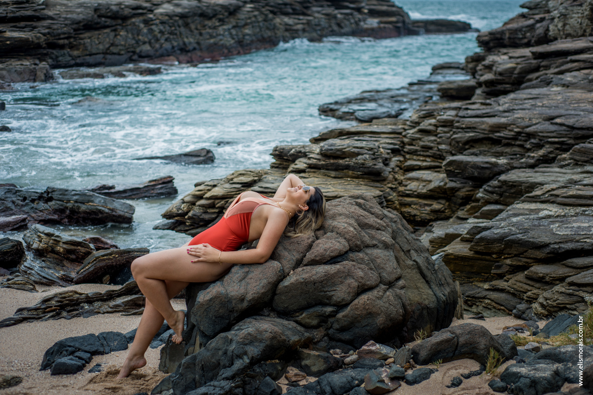 Ensaio fotográfico feminino na praia da Foca em Búzios - RJ