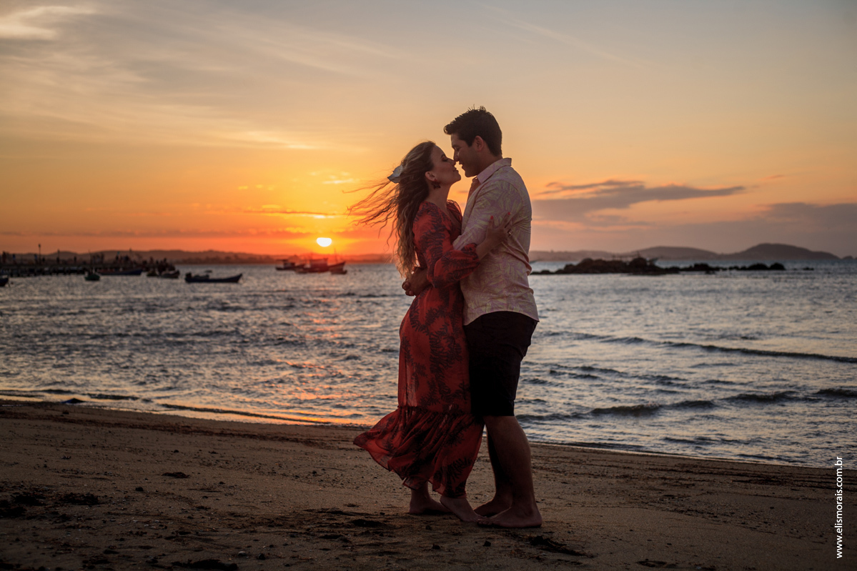 Foto de casal em save the date no Pôr do Sol na Praia de Manguinhos em Búzios RJ