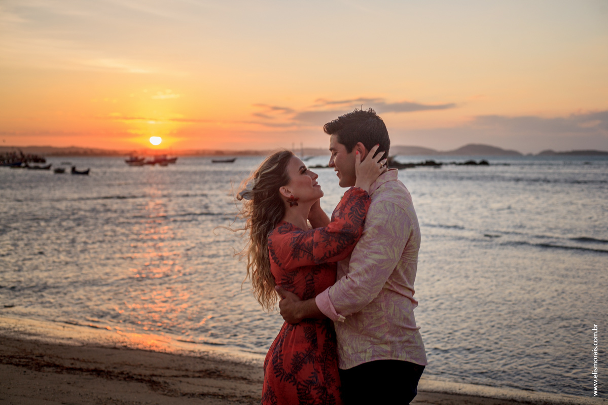 Foto de casal em save the date no Pôr do Sol na Praia de Manguinhos em Búzios RJ
