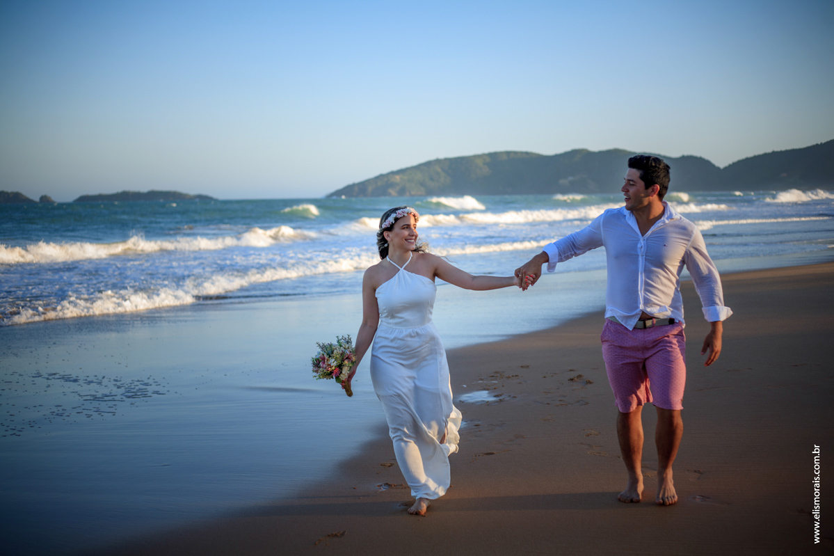 Foto dos noivos em Save the date na praia de tucuns em búzios RJ