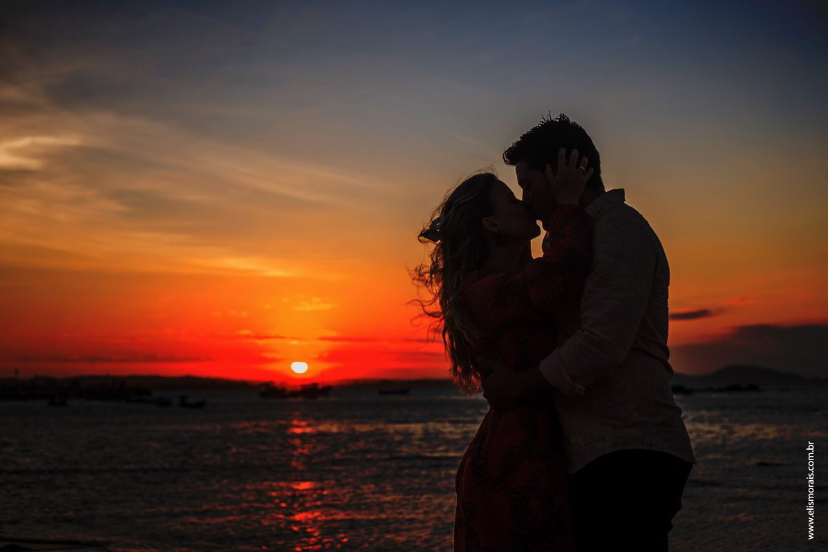 Foto de casal em save the date no Pôr do Sol na Praia de Manguinhos em Búzios RJ
