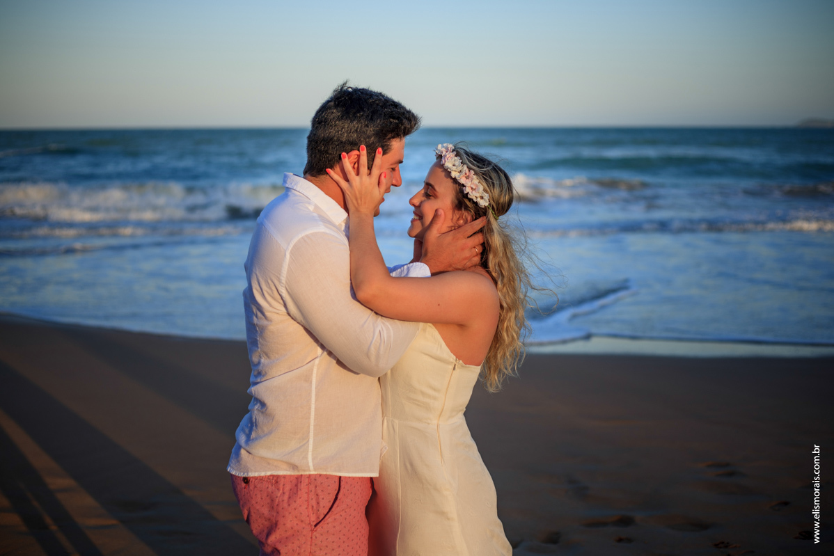 Foto dos noivos em Save the date na praia de tucuns em búzios RJ
