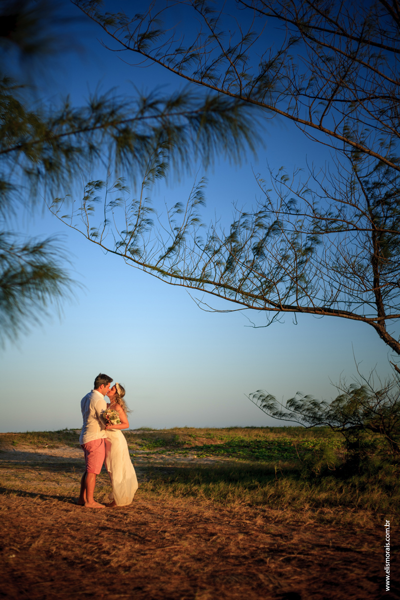 Foto dos noivos em Save the date na praia de tucuns em búzios RJ