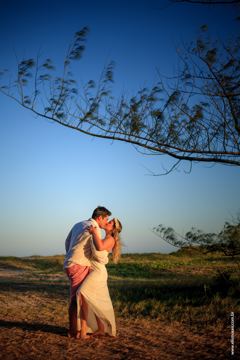 Foto dos noivos em Save the date na praia de tucuns em búzios RJ