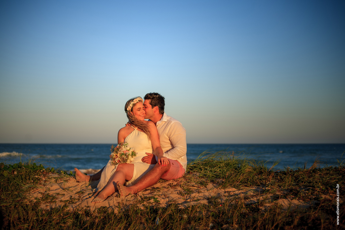 Foto dos noivos em Save the date na praia de tucuns em búzios RJ