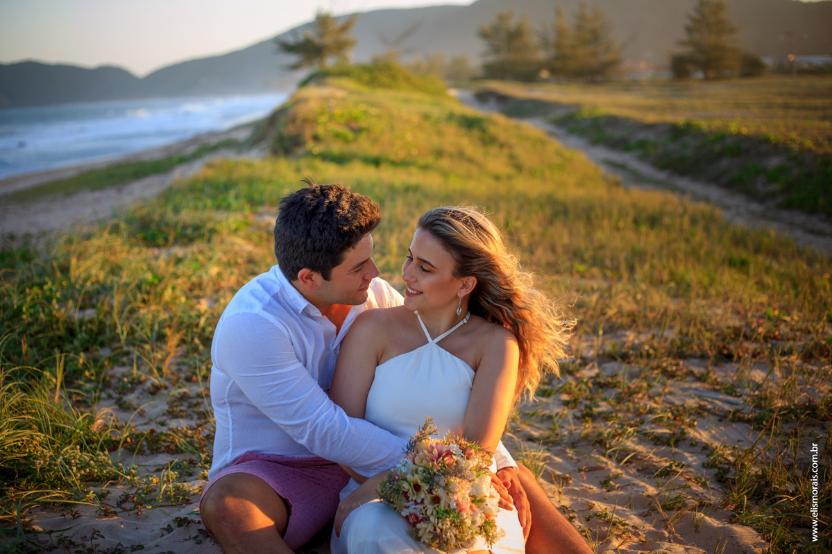 Foto dos noivos em Save the date na praia de tucuns em búzios RJ