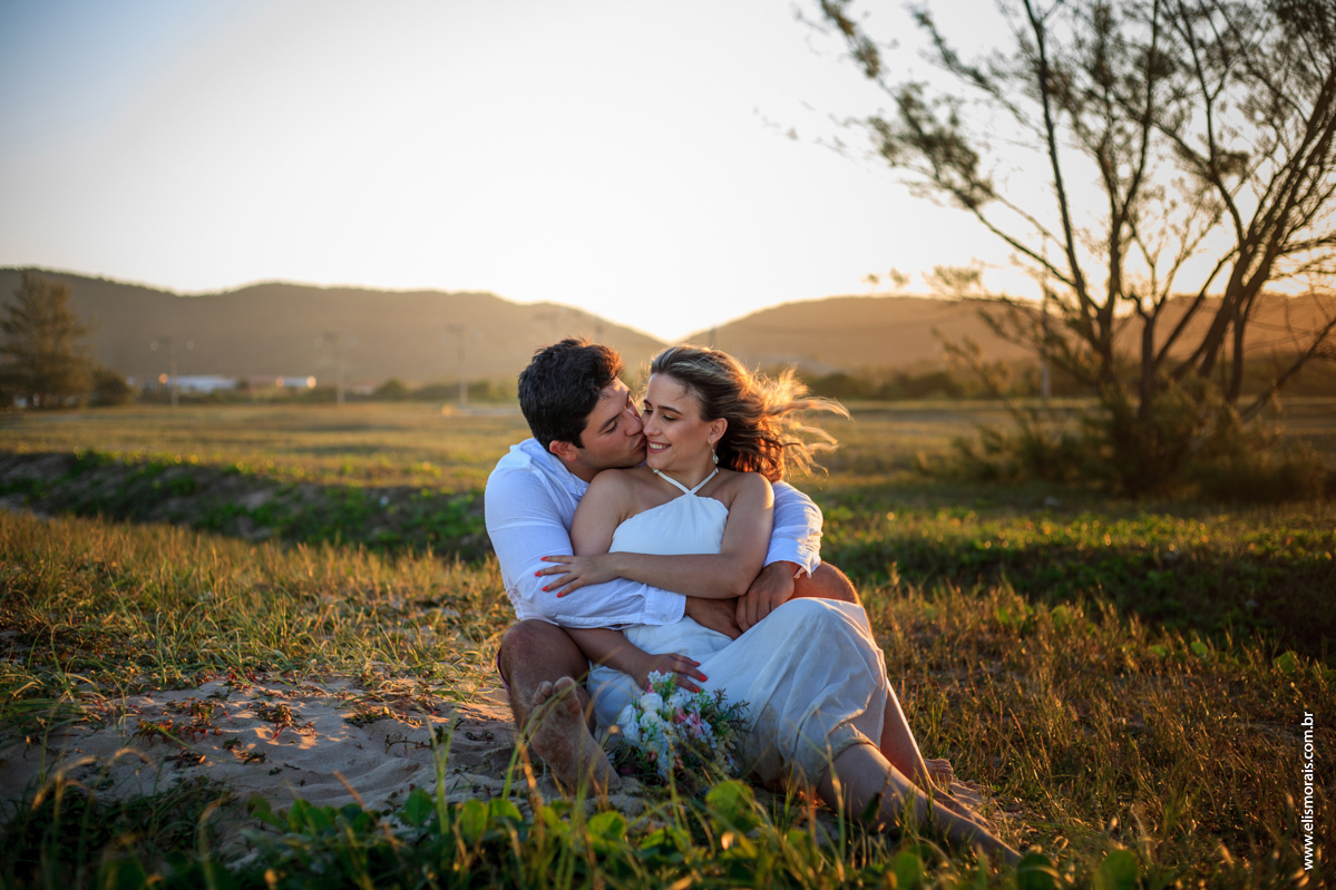 Foto dos noivos em Save the date na praia de tucuns em búzios RJ