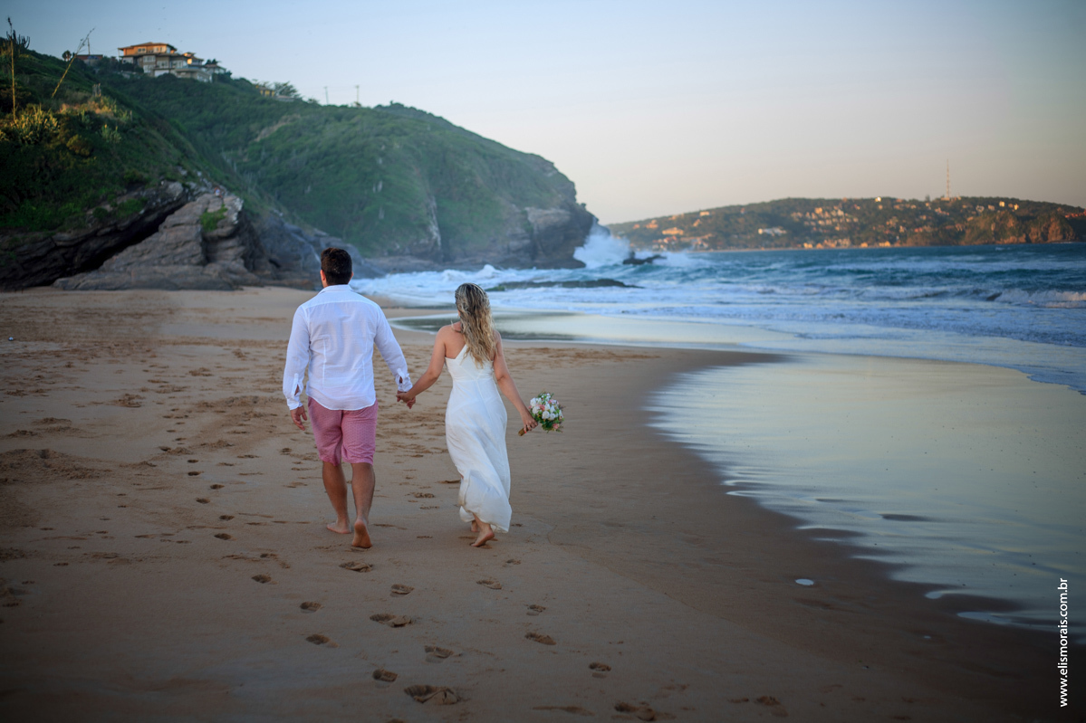 Foto dos noivos em Save the date na praia de tucuns em búzios RJ