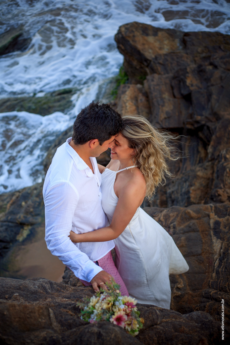 Foto dos noivos em Save the date na praia de tucuns em búzios RJ