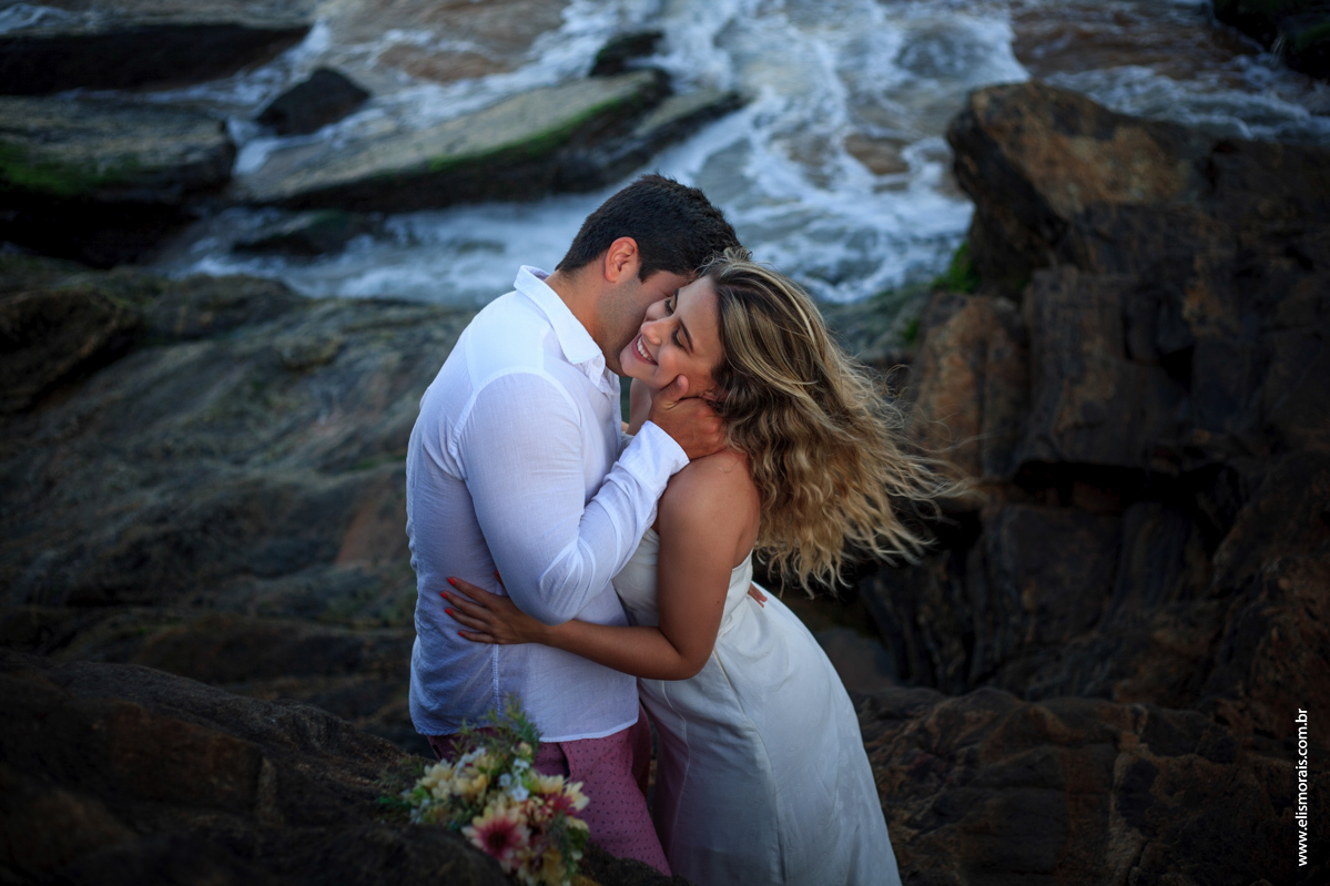Foto dos noivos em Save the date na praia de tucuns em búzios RJ