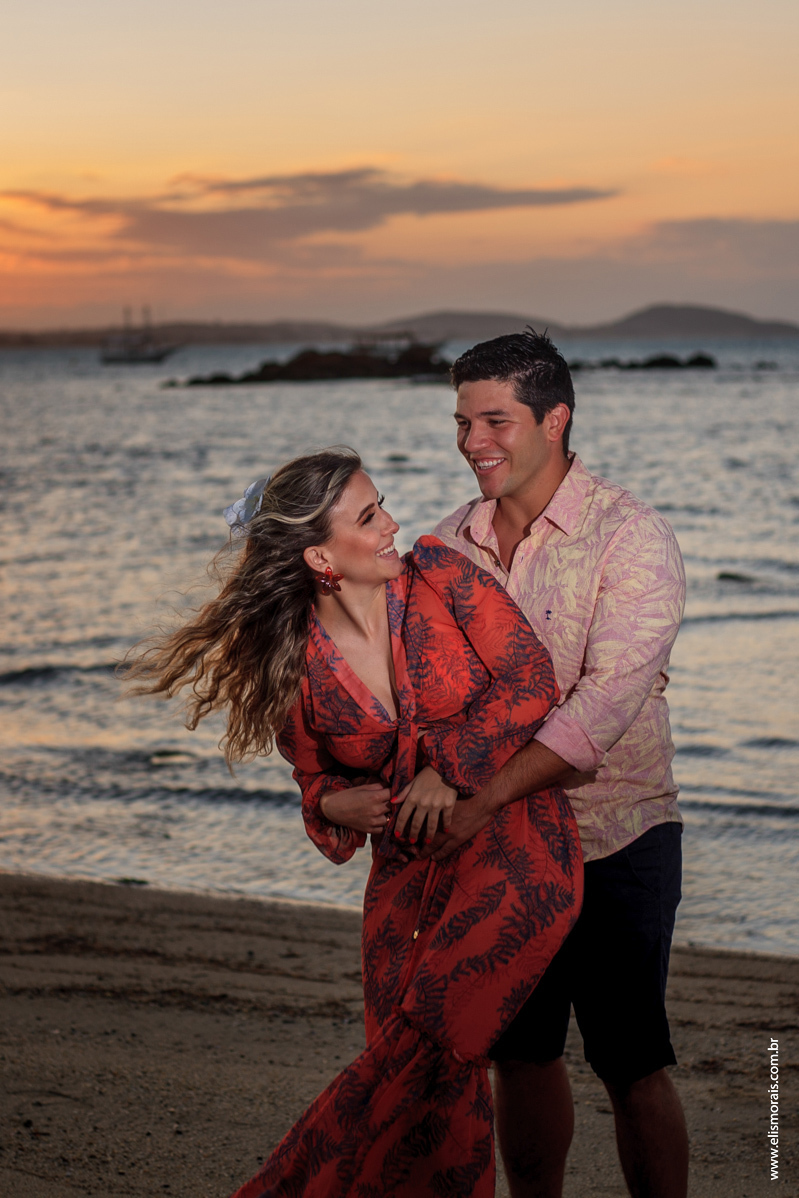 Foto de casal em save the date no Pôr do Sol na Praia de Manguinhos em Búzios RJ