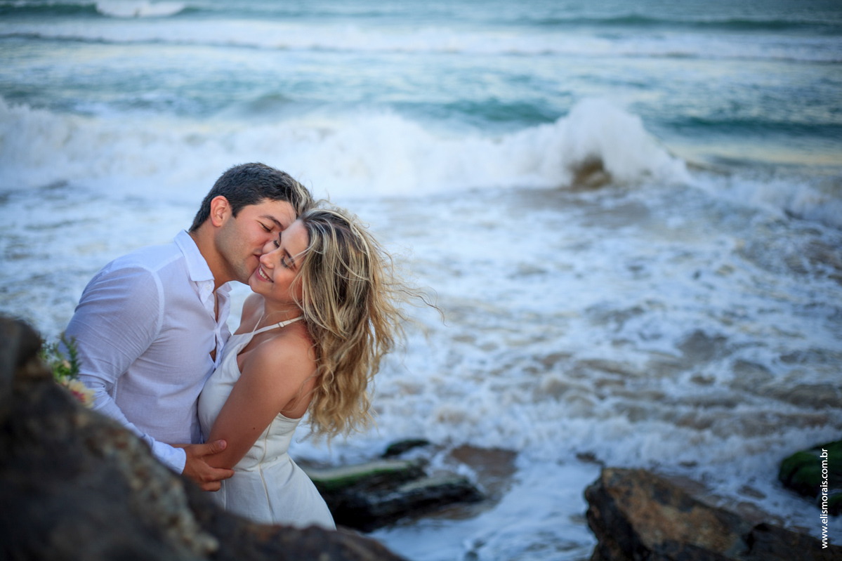 Foto dos noivos em Save the date na praia de tucuns em búzios RJ